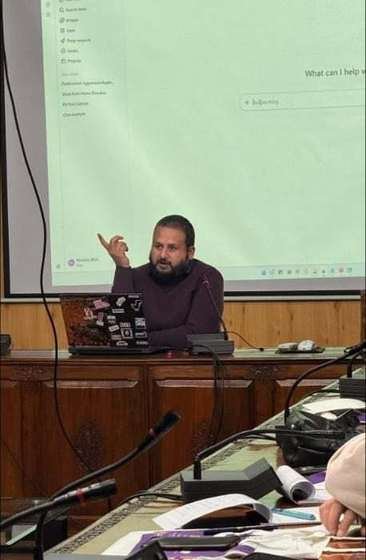 Syed Irfan Inayat teaching AI and ChatGPT applications in digital marketing